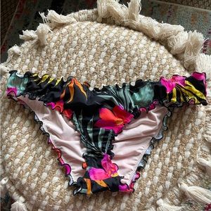 Floral ruffled bikini bottoms with scrunching